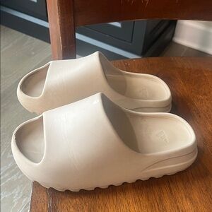 Yezzy Adidas Beige Slide Sandals
Used but still good condition box available